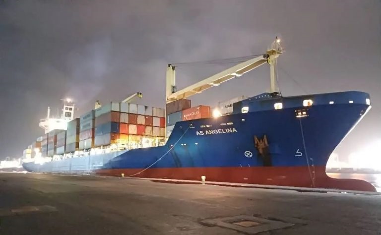 Barco de Transporte Marítimo Angelina